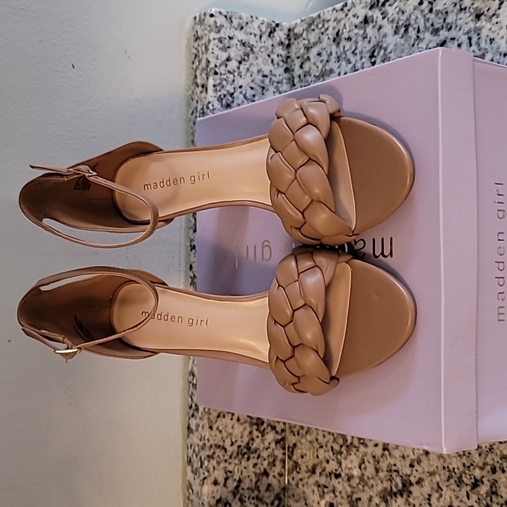Madden Girl Barbie Cafe 8.5 Sandals